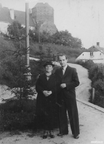 Hinda Małka Perelgryc with her son Motel on the Tum Hill, Płock, 1930s